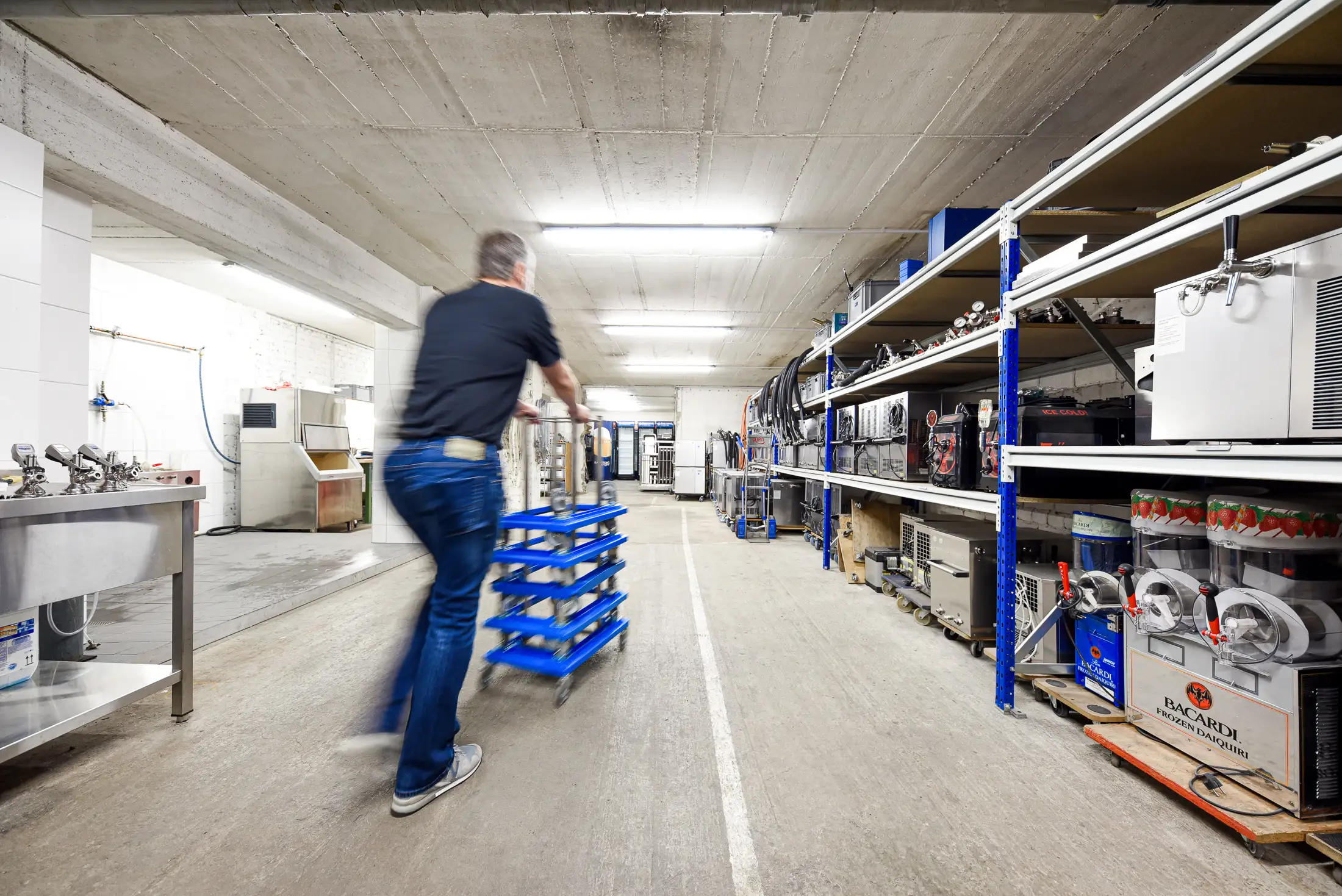 Mitarbeiter von Quirin kommissioniert im Technik-Lager